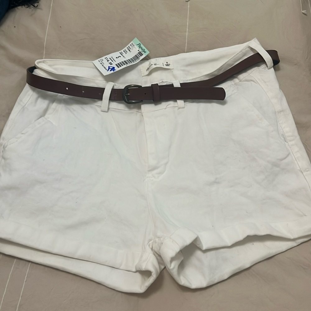 Active USA White shorts with skinny belt